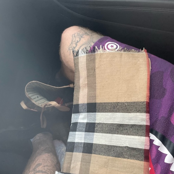 AUTHENTIC Burberry Scarf GOOD CONDITION - Picture 4 of 4